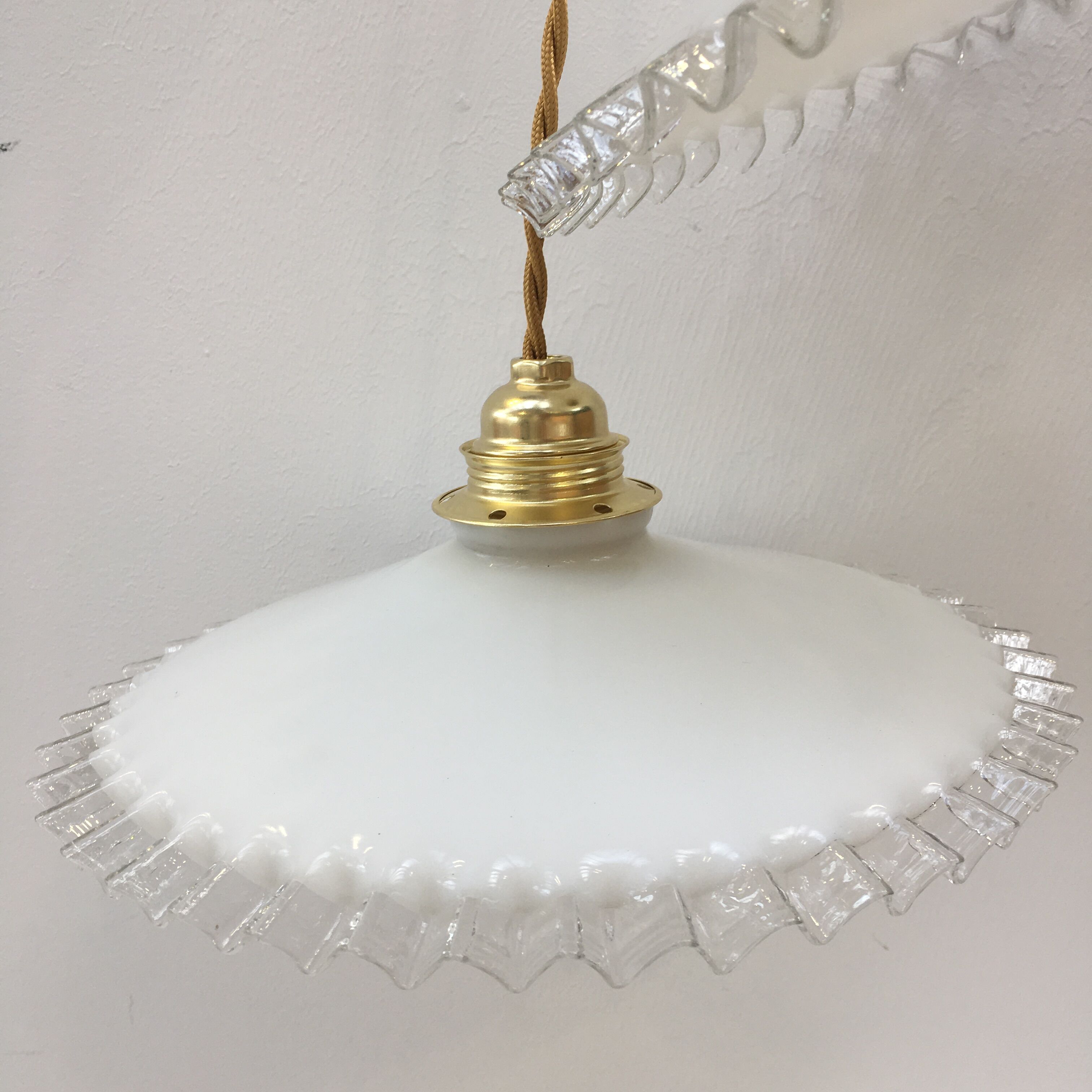 Paire de suspensions en opaline blanche à bords dentelés