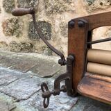 Manual laundry wringer