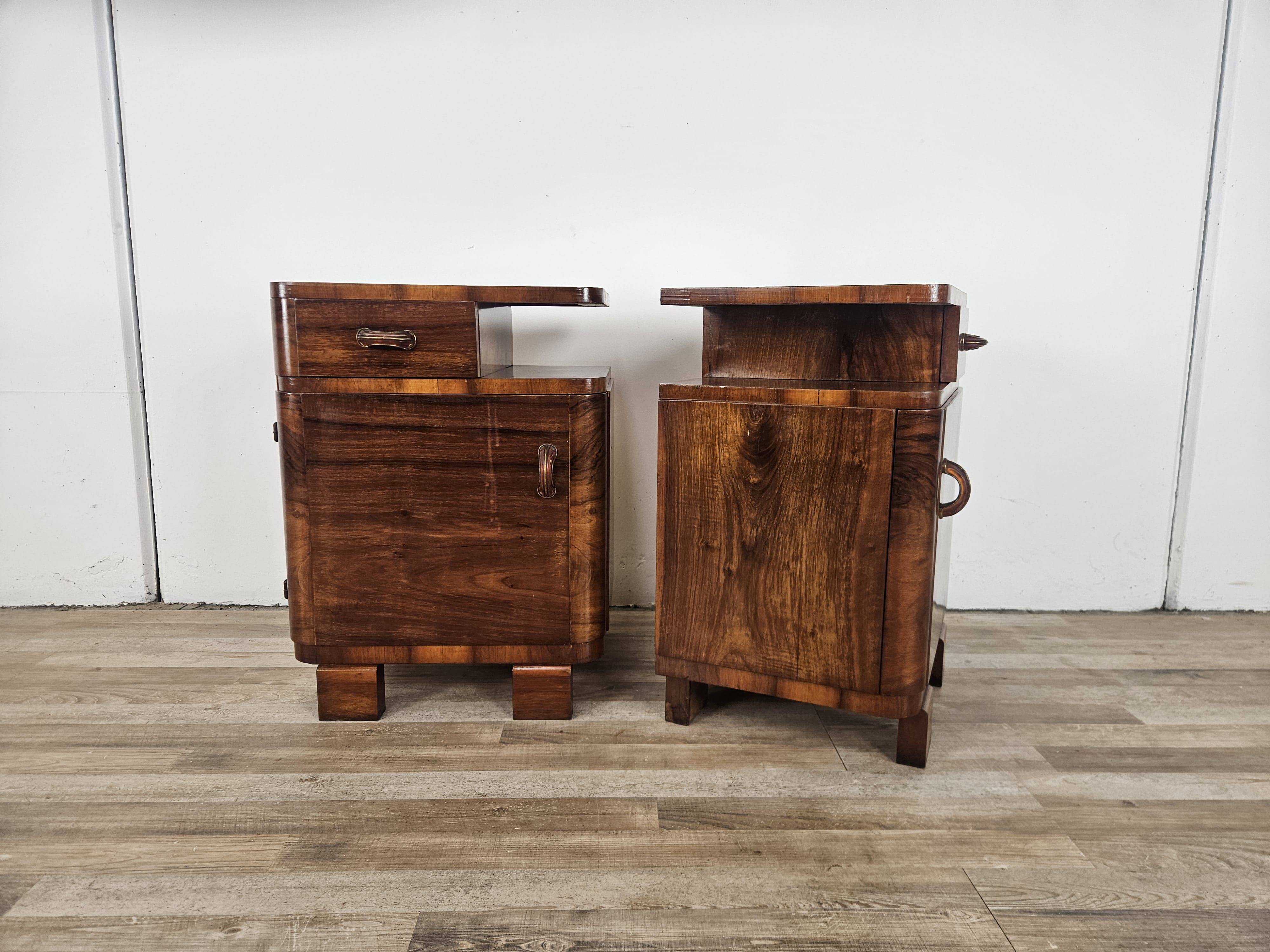 Art Decò bedside tables in walnut burl