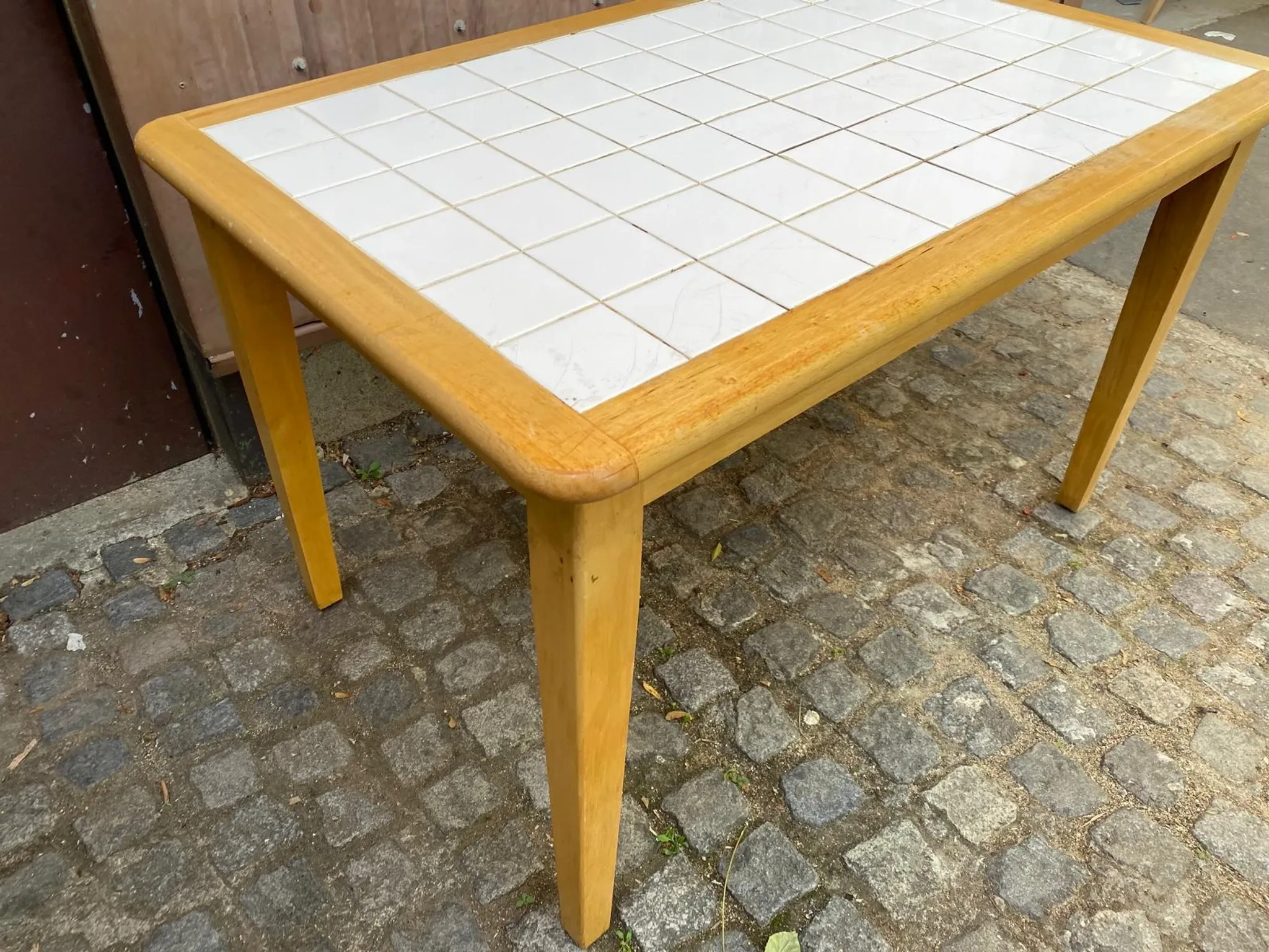 Table de cuisine en bois clair et plateau carrelé blanc – 122x80 cm