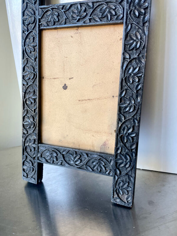 Cadre antique en bois avec sculptures de fleurs 42 cm x 19 cm