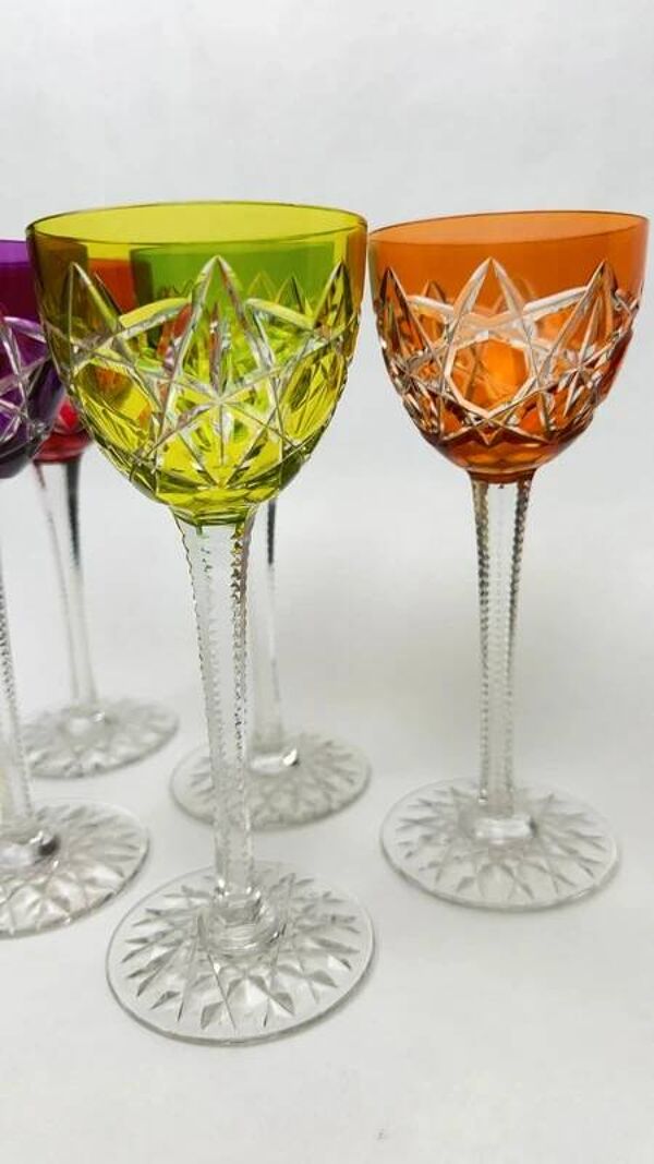 Suite de 5 verres anciens en cristal taillé doublé couleur 19 cm – Baccarat – Modèle S1136 – vers 18