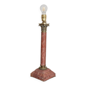 Élégante lampe colonne de style néoclassique en marbre et bronze