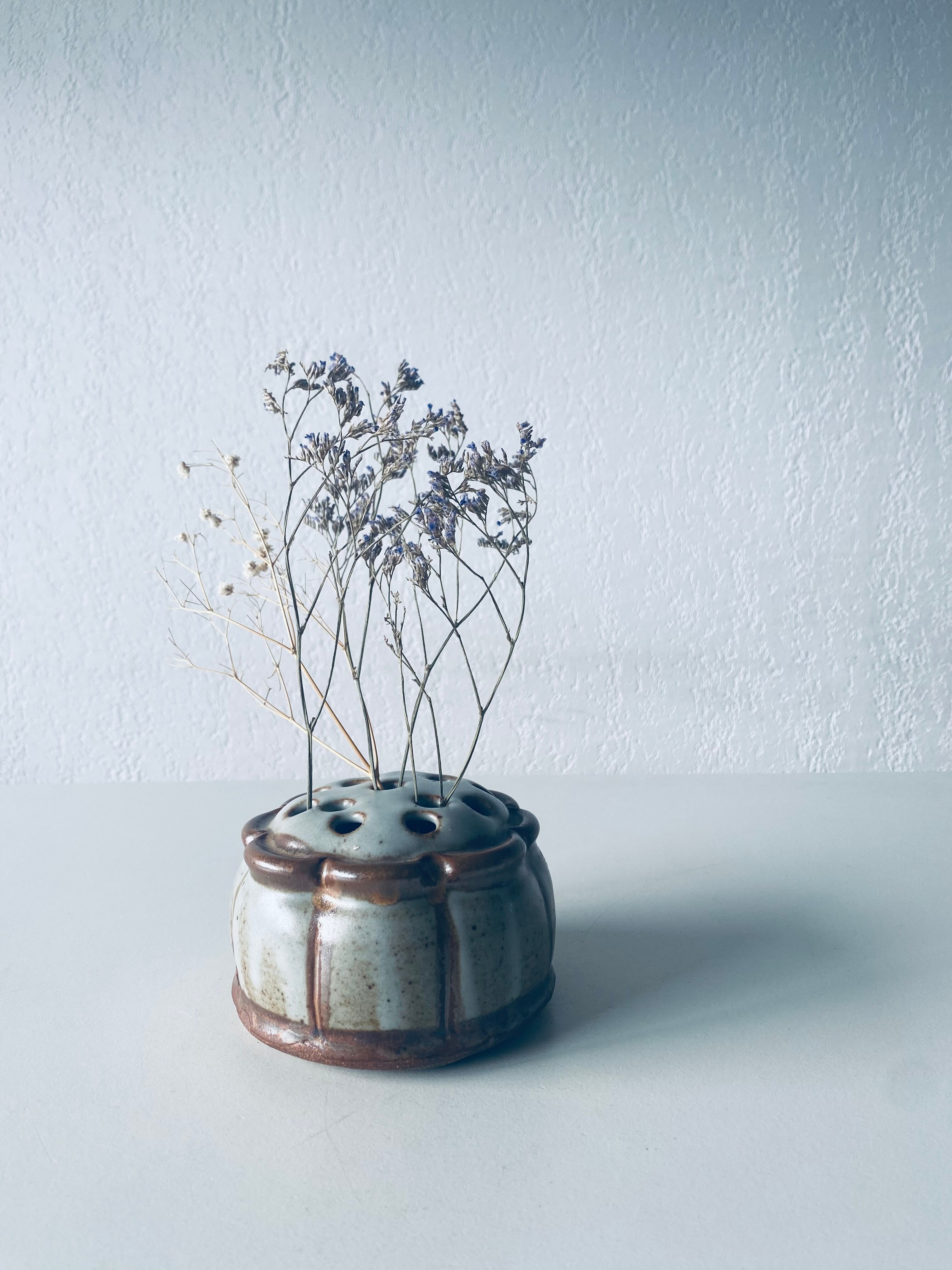 Vase pique flowers in sandstone