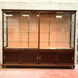 Two-body store window Presentation showcase has sliding doors