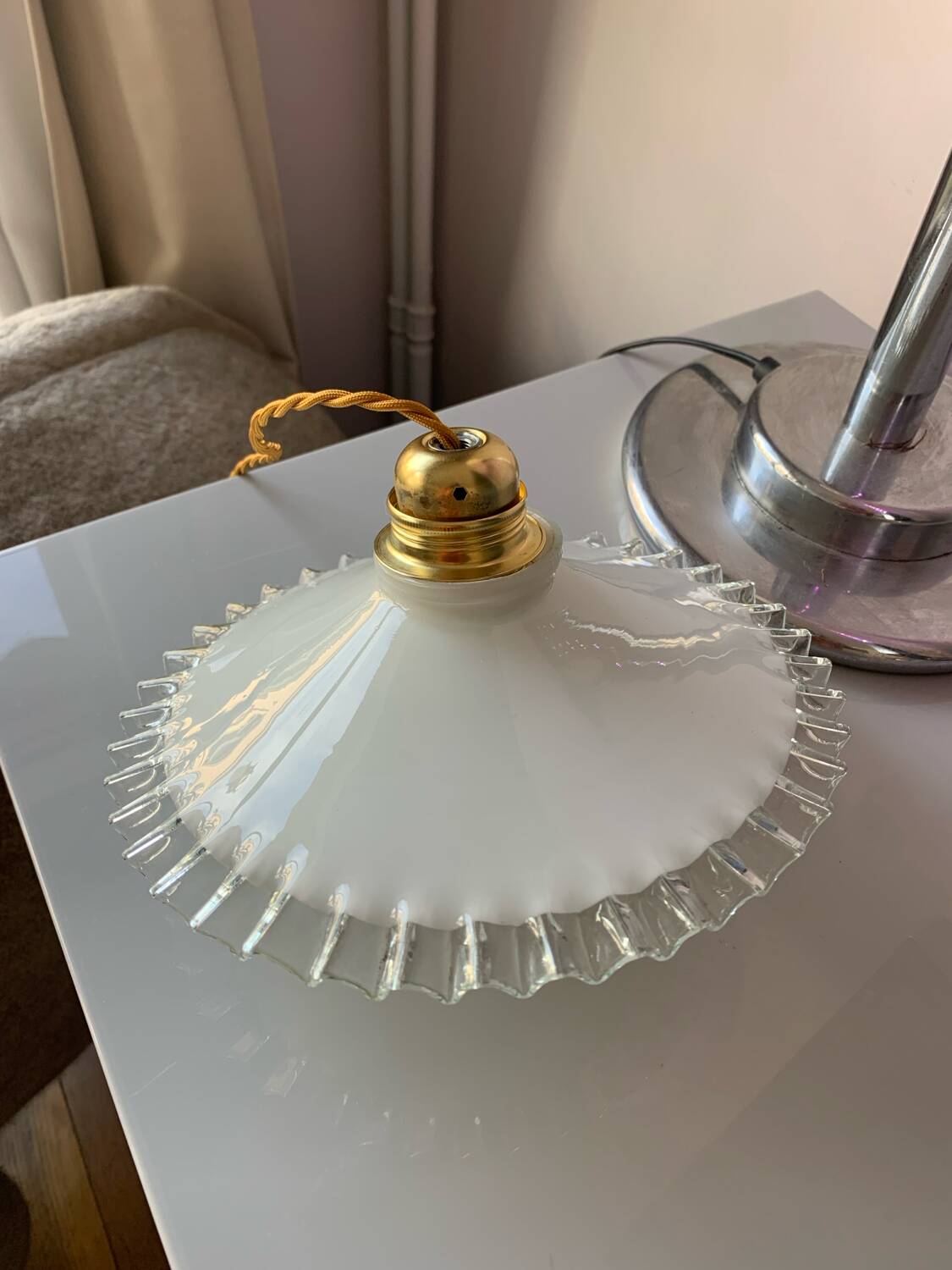 Suspension baladeuse vintage opaline blanche dentelle
