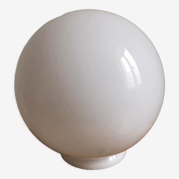 Globe sphérique en opaline blanche