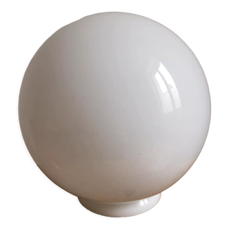 Globe sphérique en opaline blanche