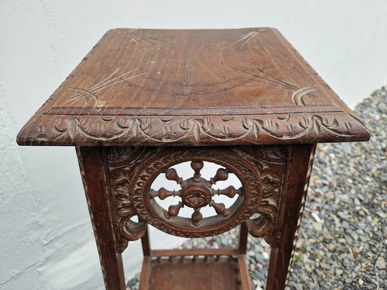 Breton saddle in solid wood with spindle decoration