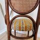 Chaise vintage Thonet en bois courbé : tissu rétro, dossier en canne, yougoslave des années 1970