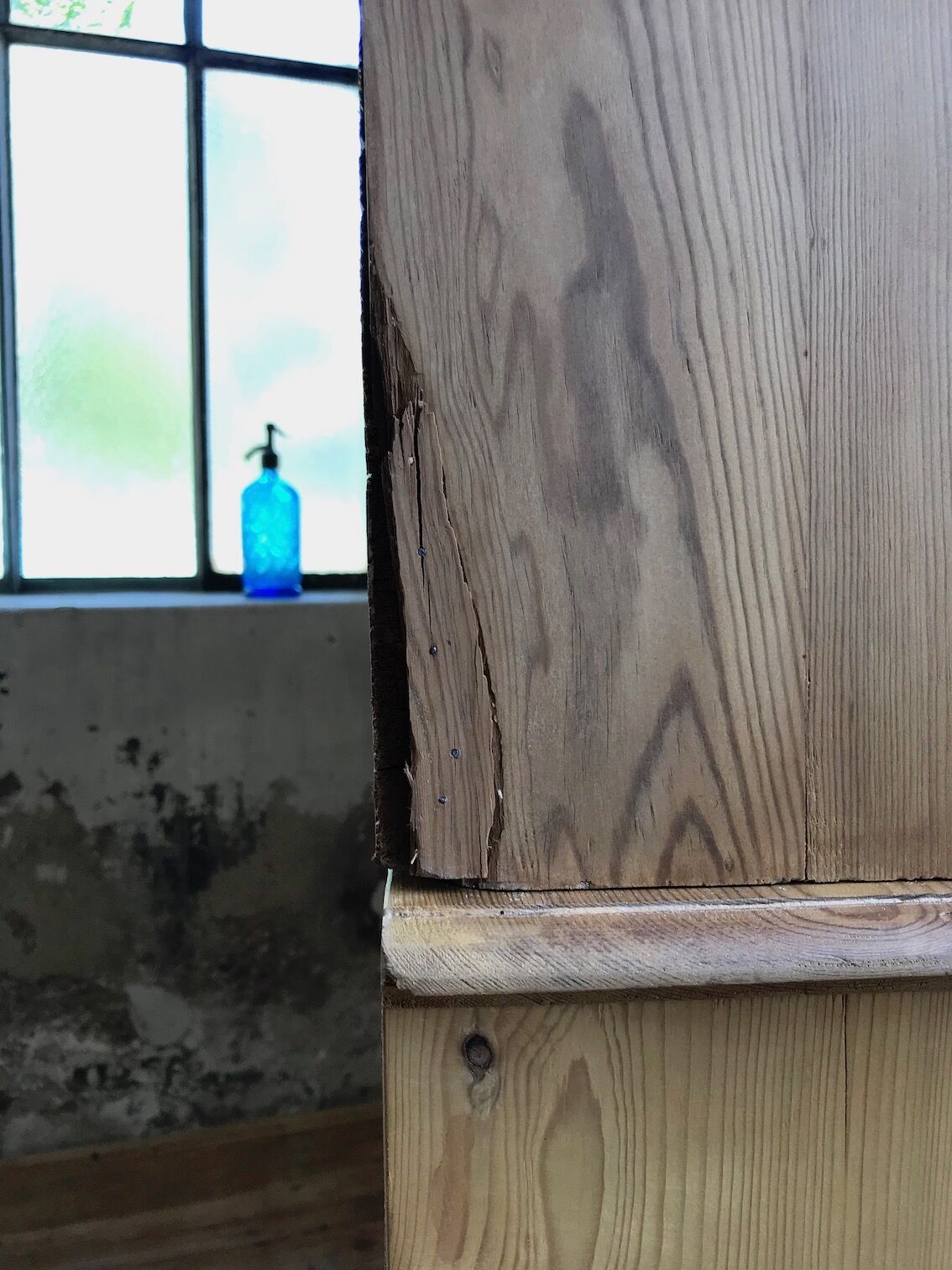 Buffet two bodies in raw pine