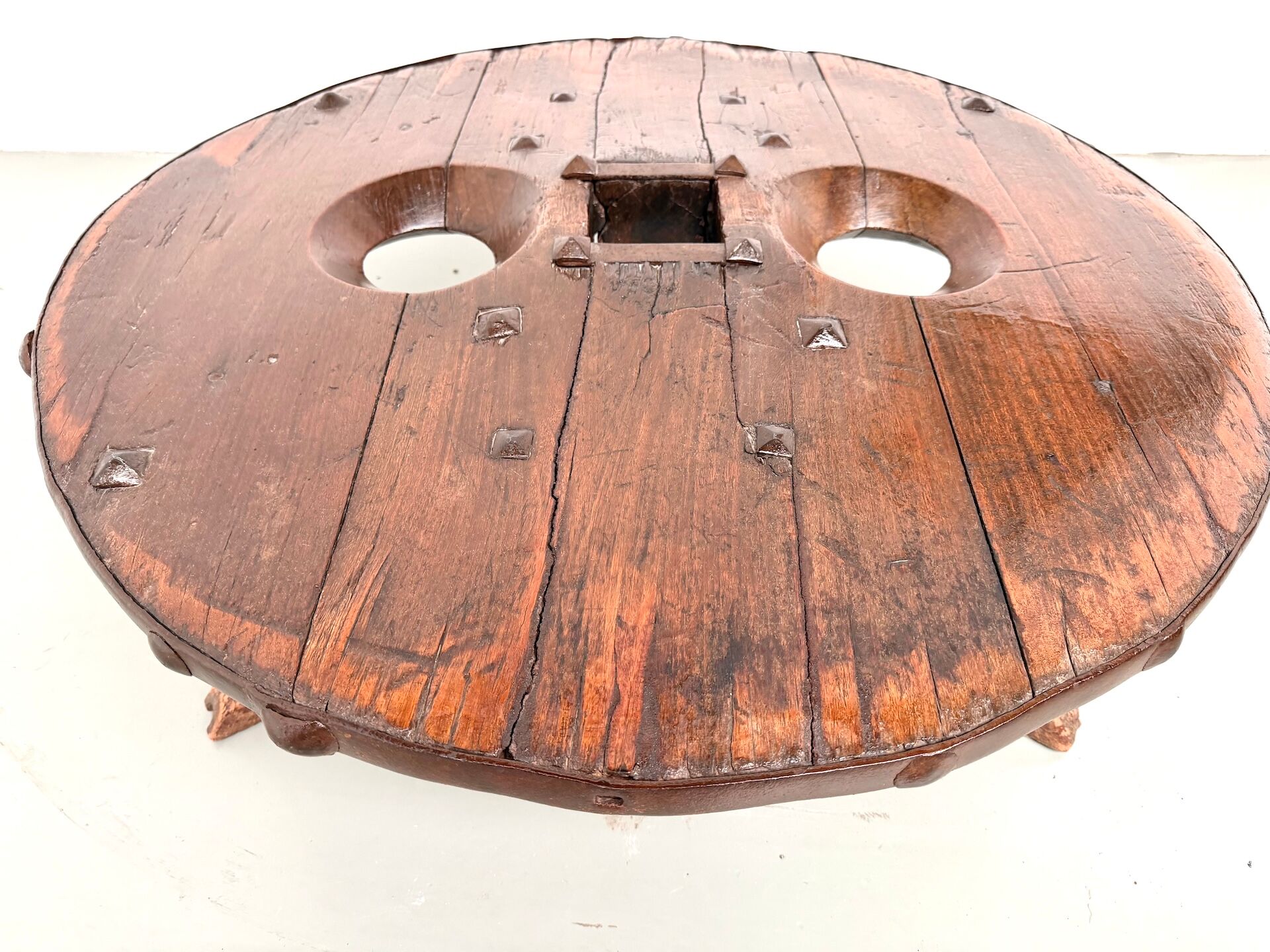 Brutalist Circular Coffee Table in Solid Wood – Brazilian Folk Art