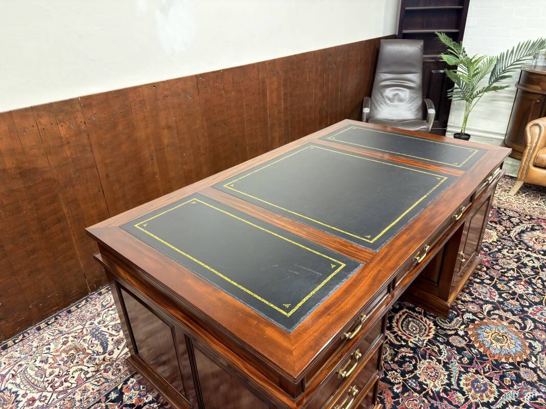 Large English Chesterfield Desk Partnerdesk