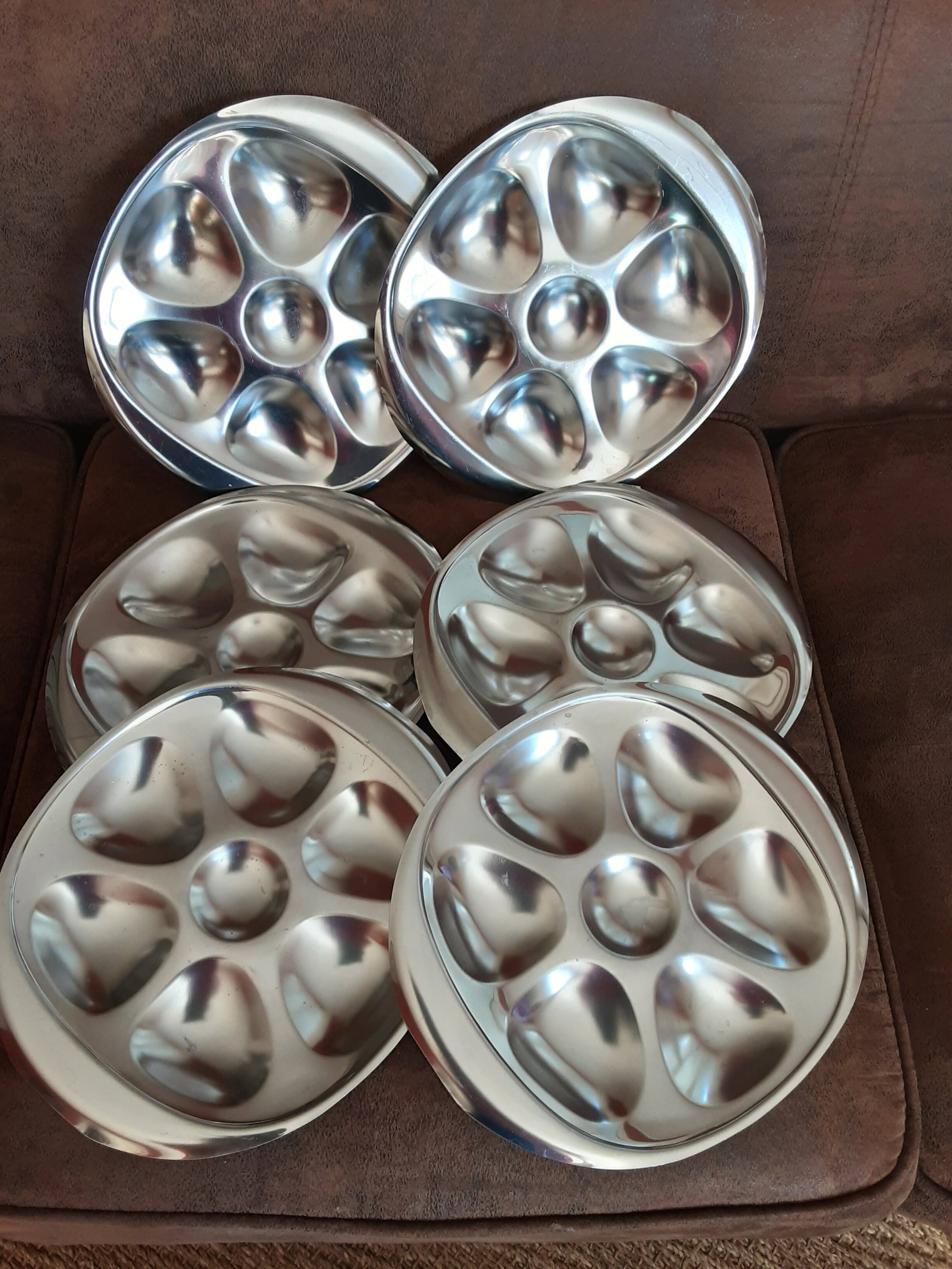 Set of 6 metal oyster plates