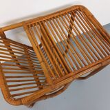 Table d’appoint / table basse avec porte-revue en rotin vintage années 60