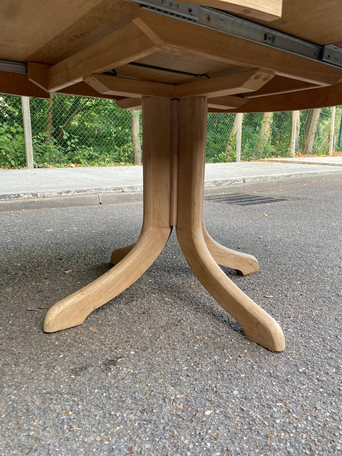 Renovated Scandinavian dining table in solid oak with a central leg from the 1970s.