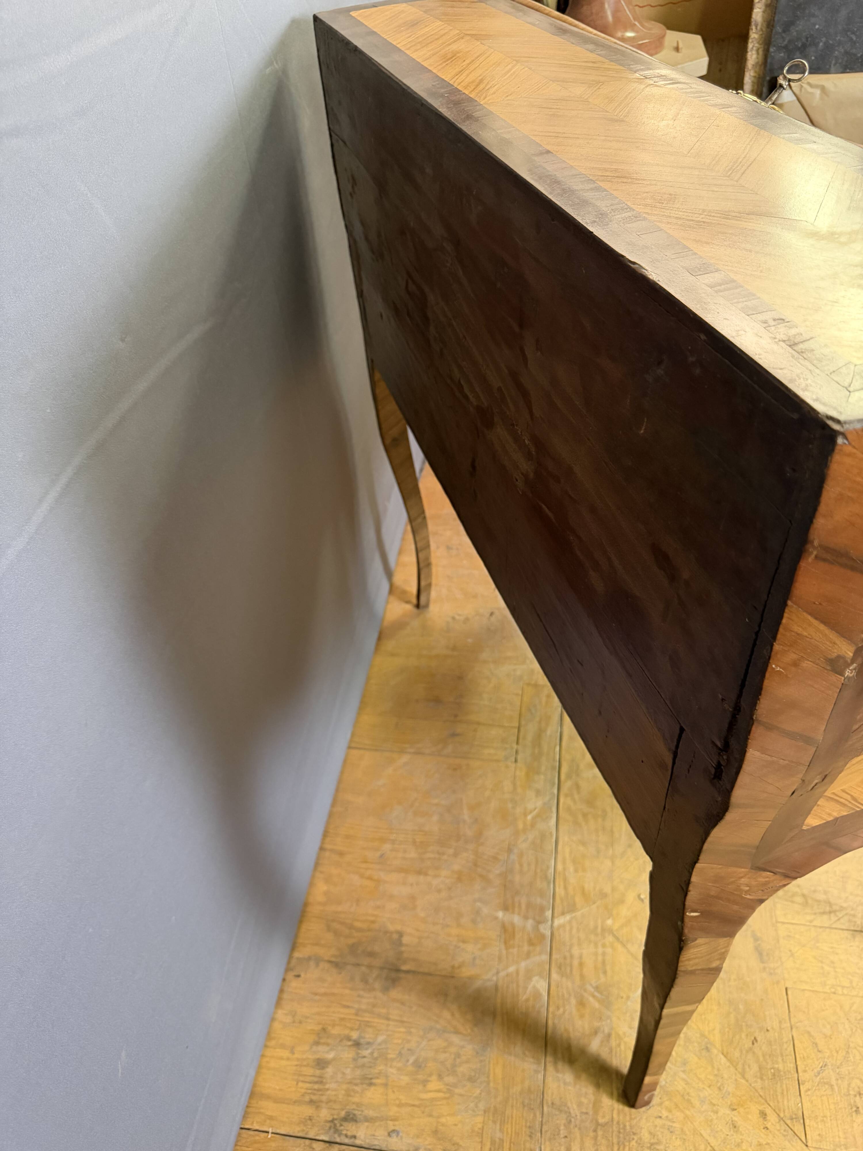 Louis XV slant-top desk in marquetry from the 18th century.