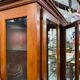 Vitrine en merisier 2 portes / 2 tiroirs