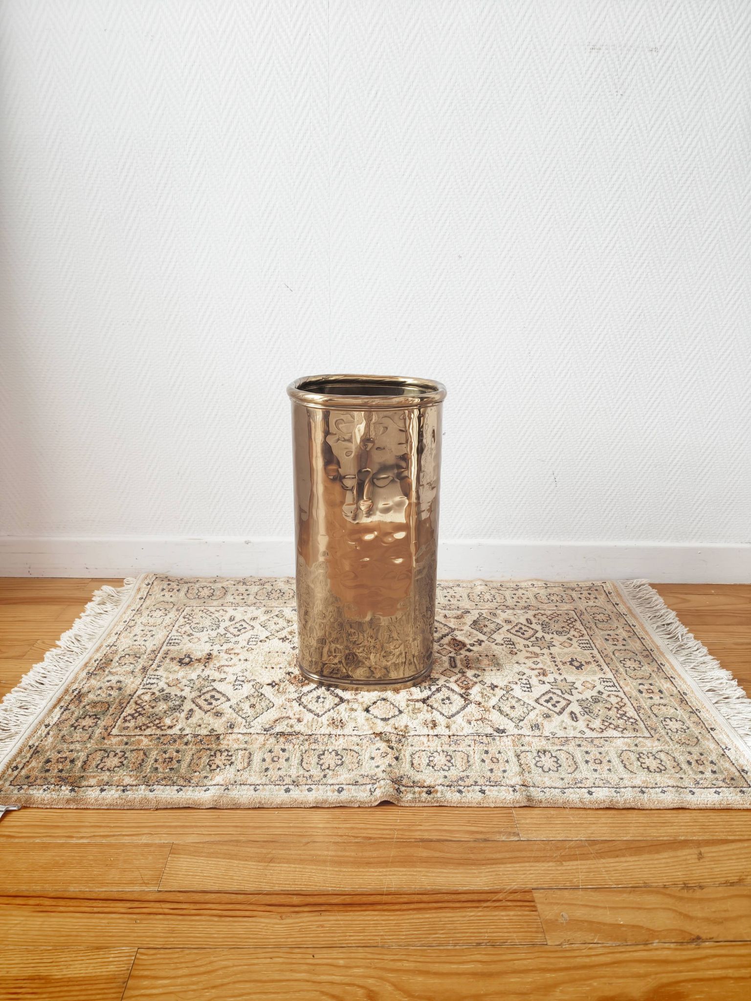 Porte-parapluie italien en laiton martelé 1970-80