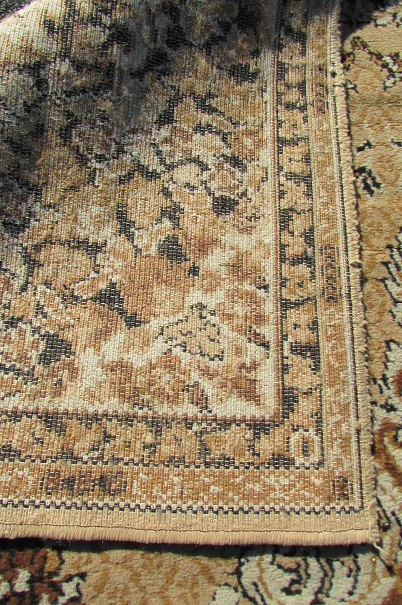 Beige mechanical carpet: 169 x 220 cm