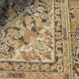 Beige mechanical carpet: 169 x 220 cm