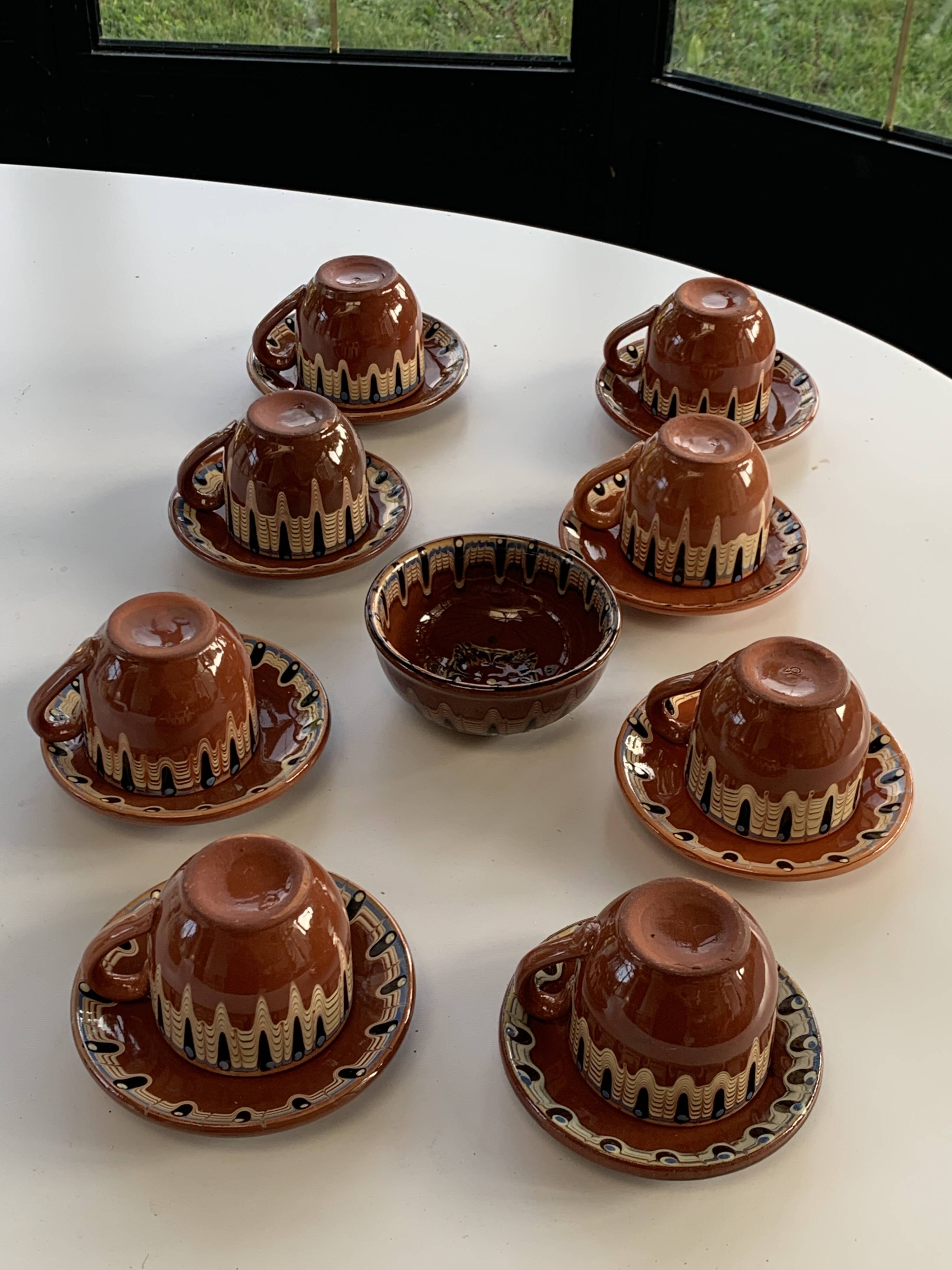 Coffee service composed of 17 pieces, 8 cups, 8 saucers and a sugar bowl, artisanal