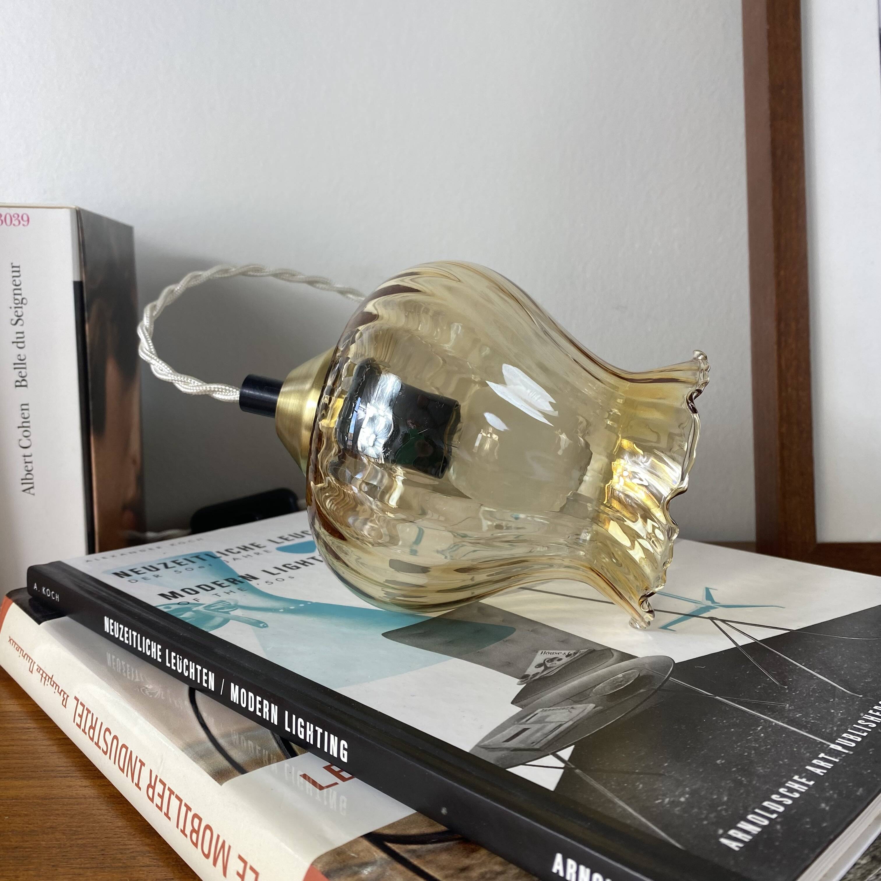 Vintage tulip-shaped portable lamp in gilded glass.