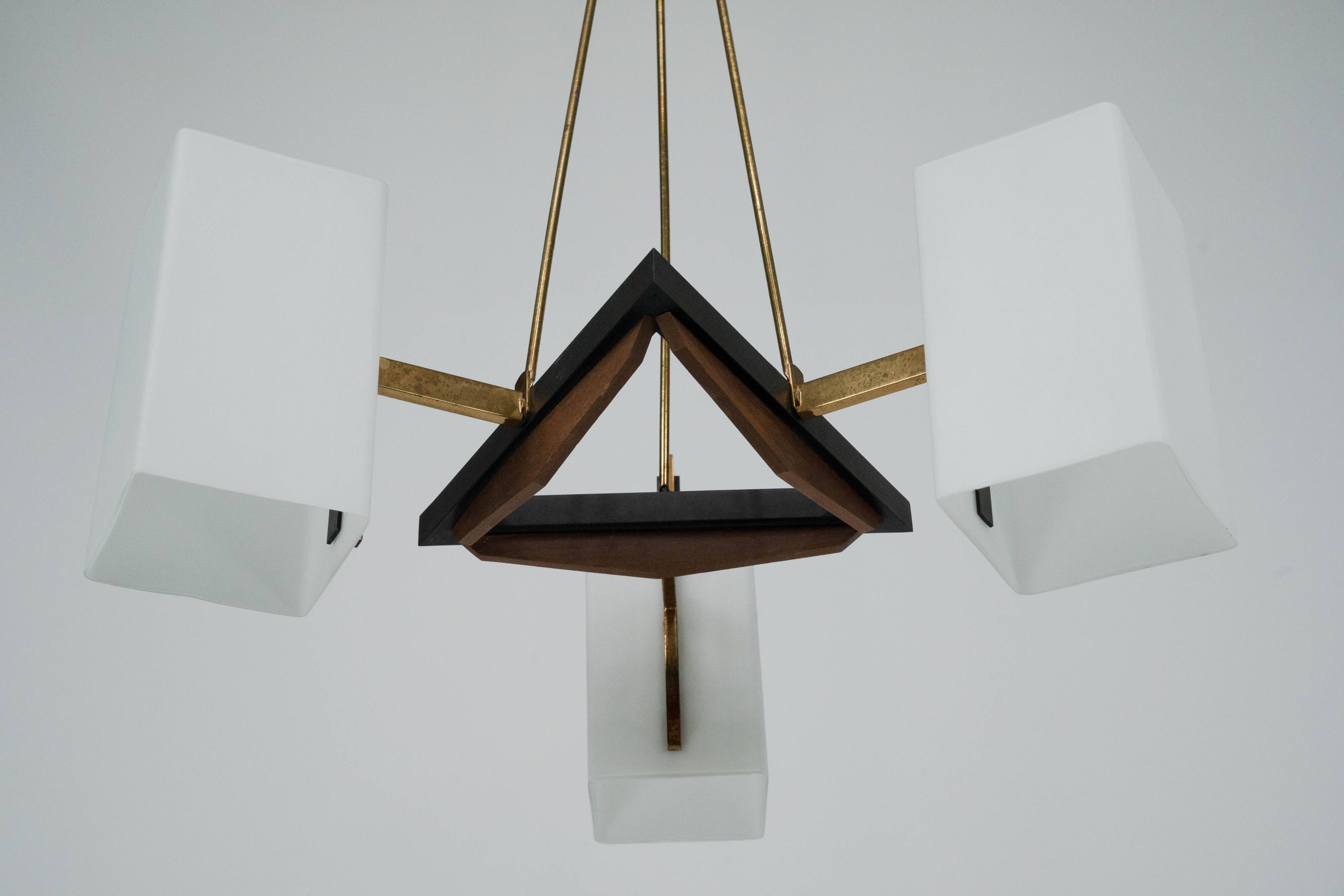 Chandelier à trois bras de style mid-century par Stilnovo. Italie, années 1950.