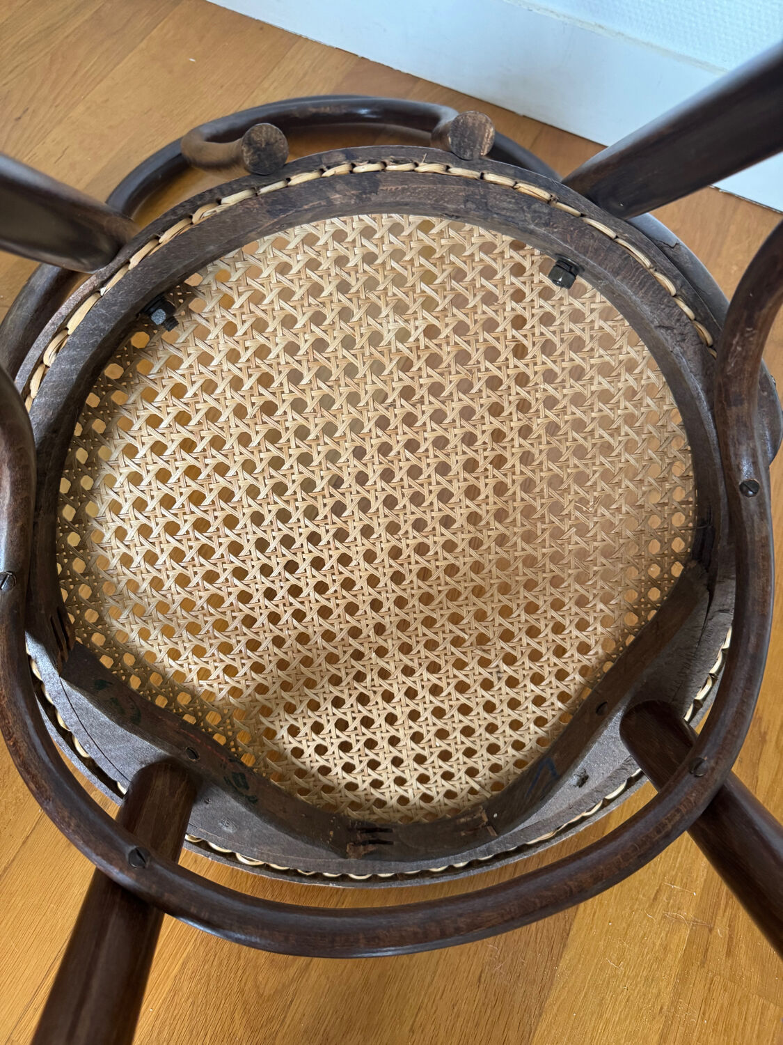 Paire de chaises bistrot en bois et cannage