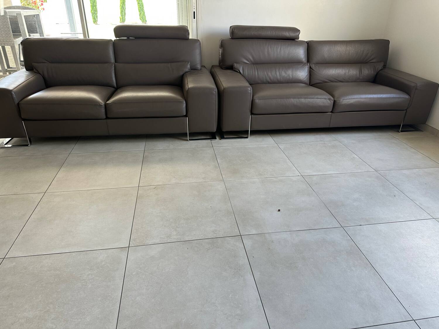 Lot of 2 high-end leather sofas.