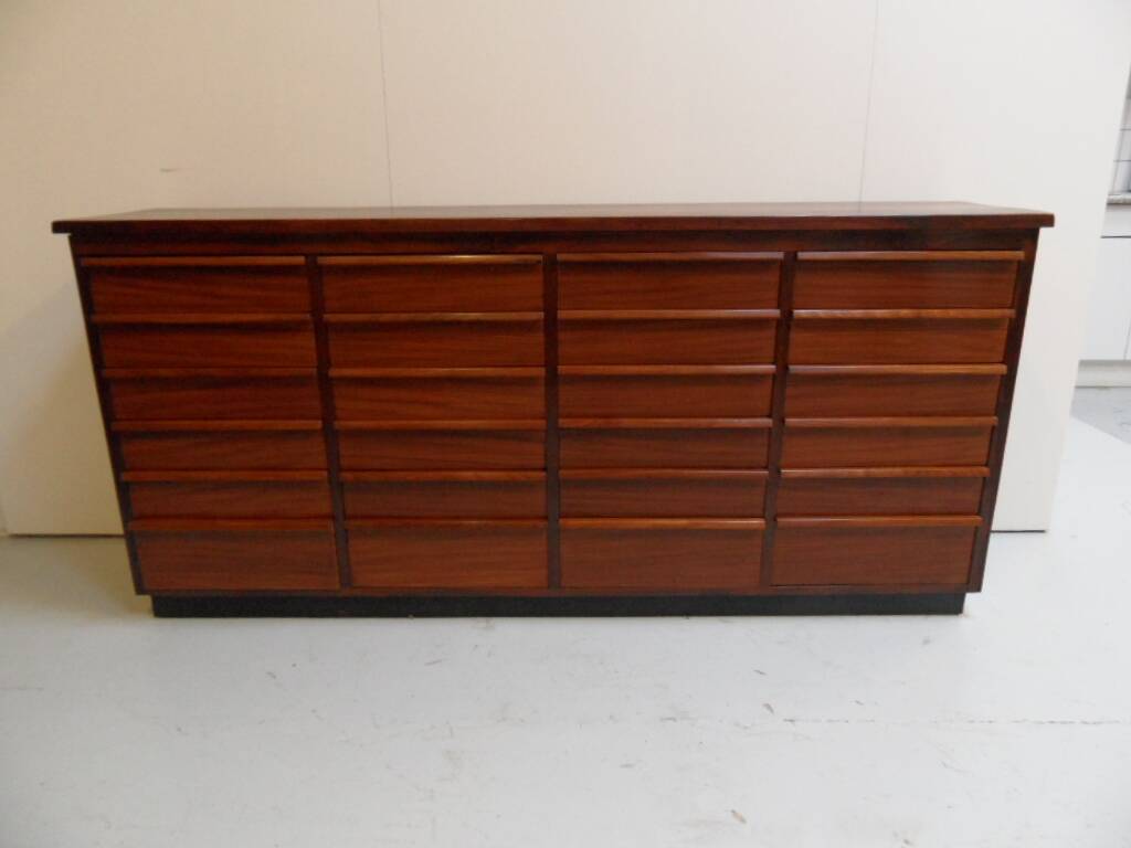 Vitrine vintage en acajou avec tiroirs
