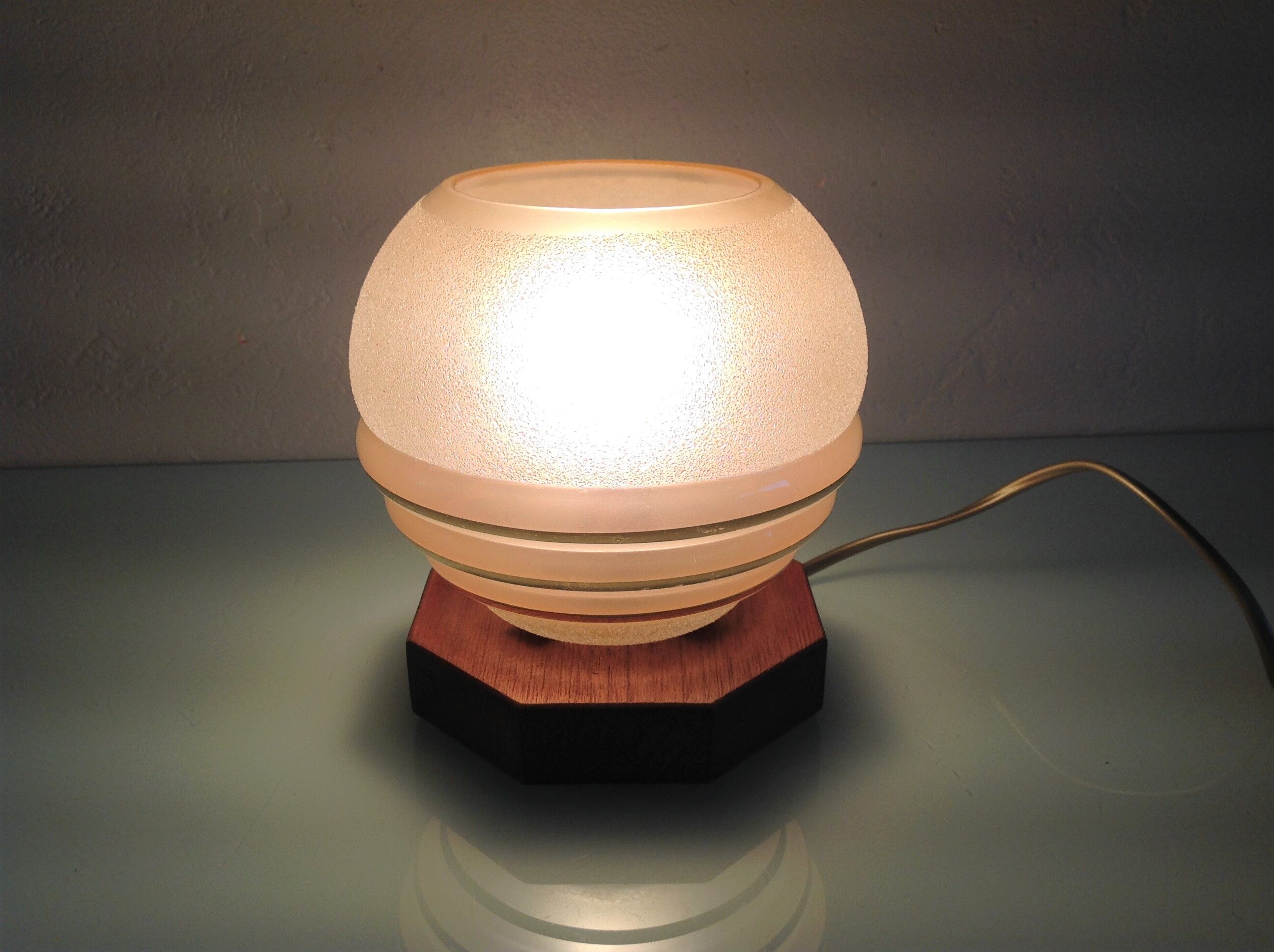 Bedside lamp globe in beige granite glass art deco style