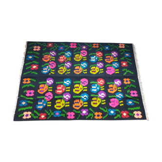 Kilim de laine florale, fond noir avec des fleurs colorées, réversible, Roumanie tissée à la main 235 x 160 cm