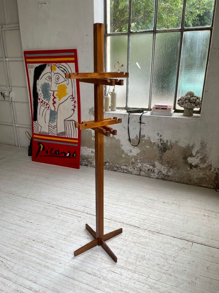 Patère wears pine coat 70