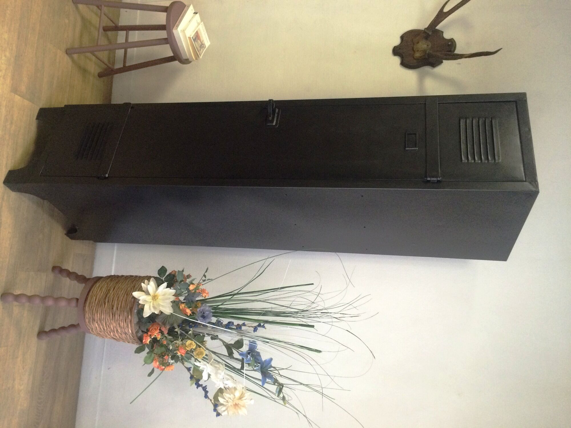 Steel industrial cloakroom with metal base