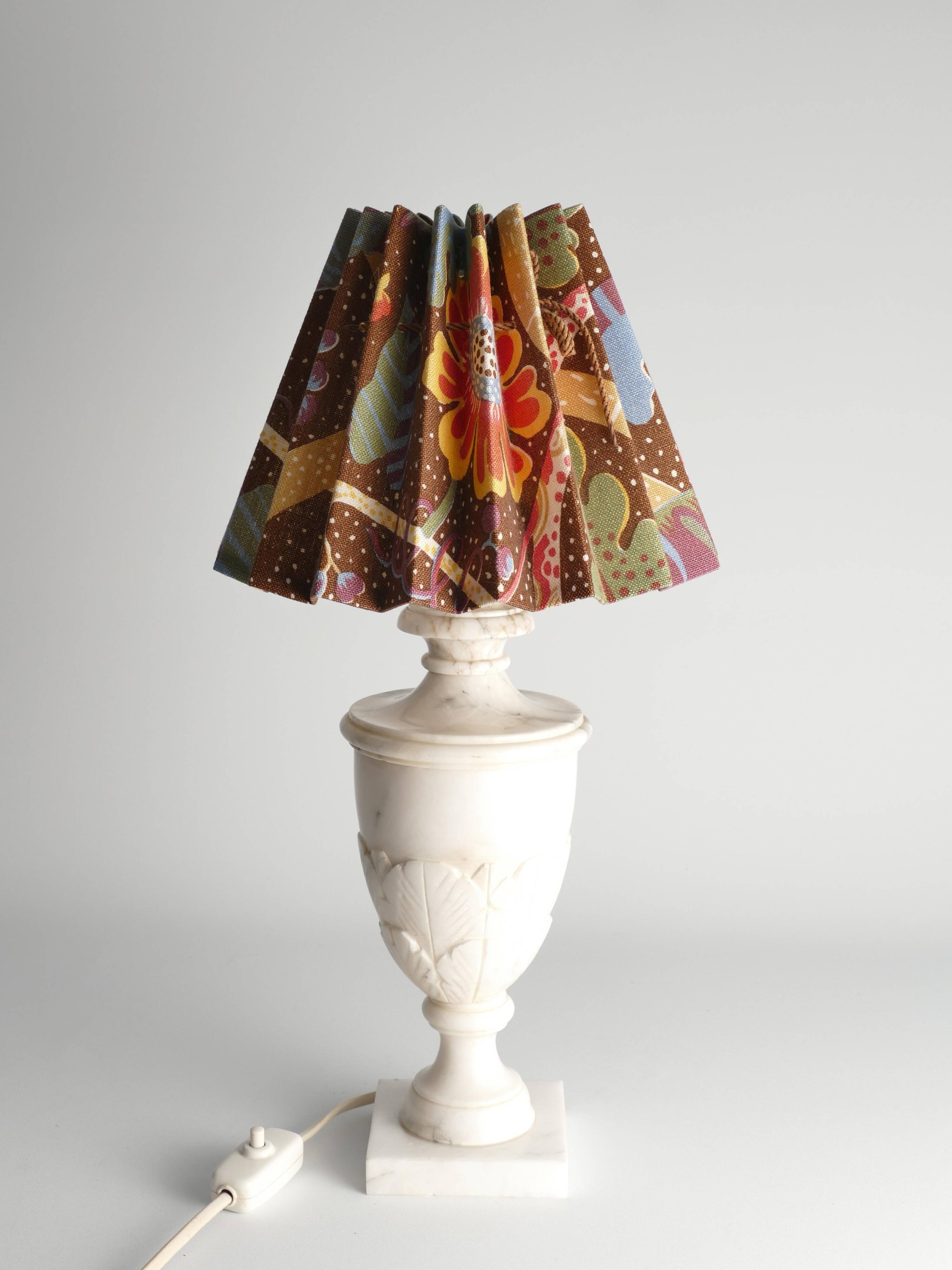Neoclassical White Florentine Alabaster Table Lamp with Leaf Relief, Italy