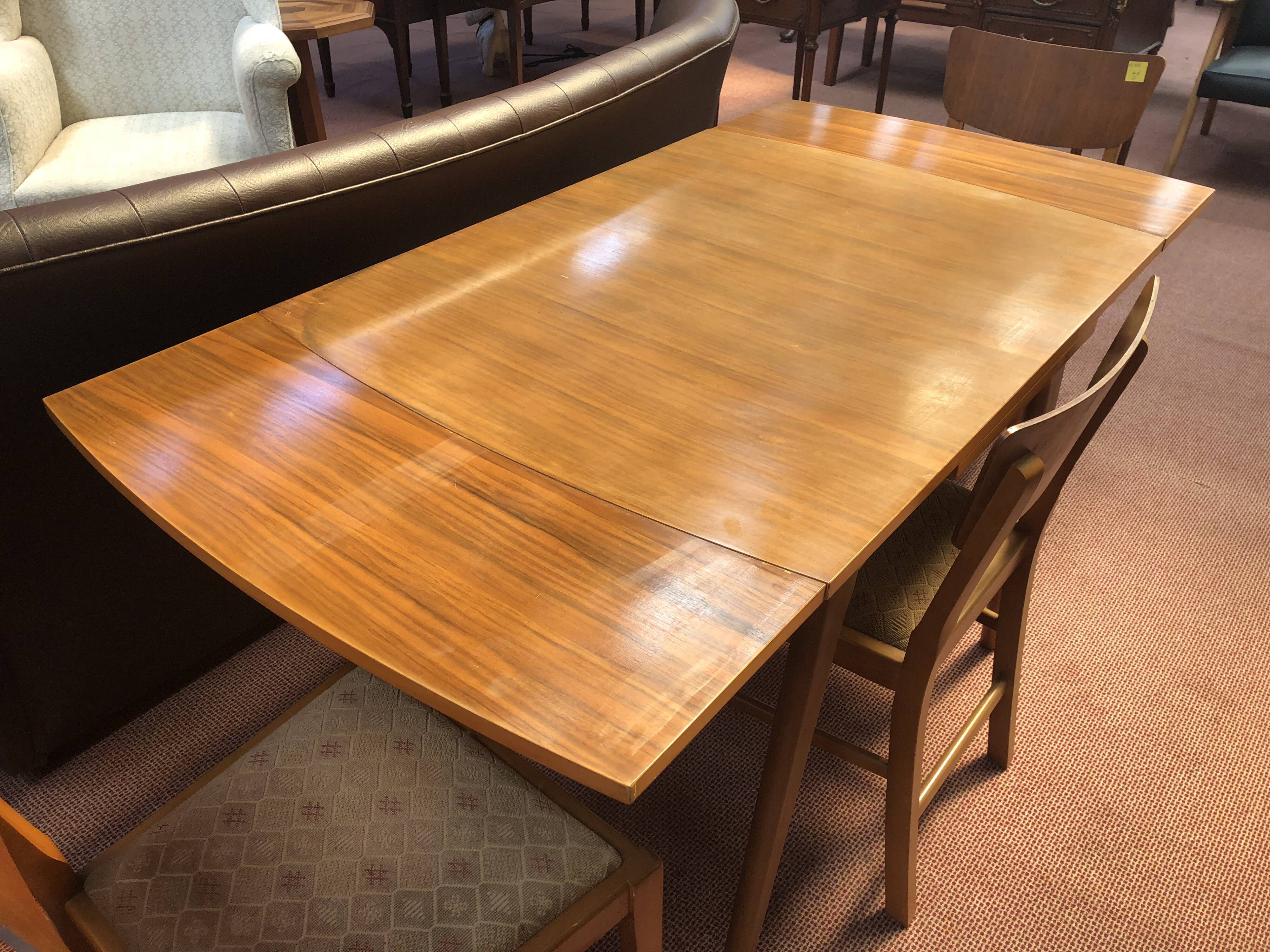 Extendable table of the 1970s