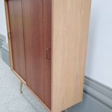 armoire décorative du milieu du siècle avec pieds en laiton