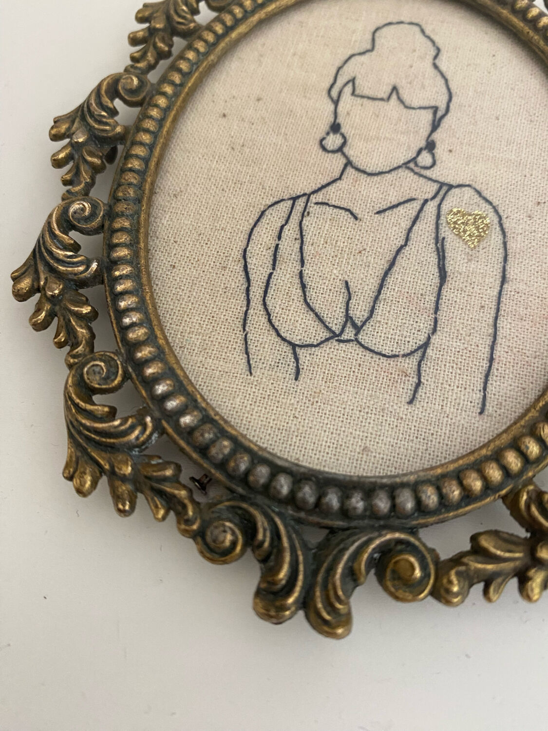 Broderie encadrée