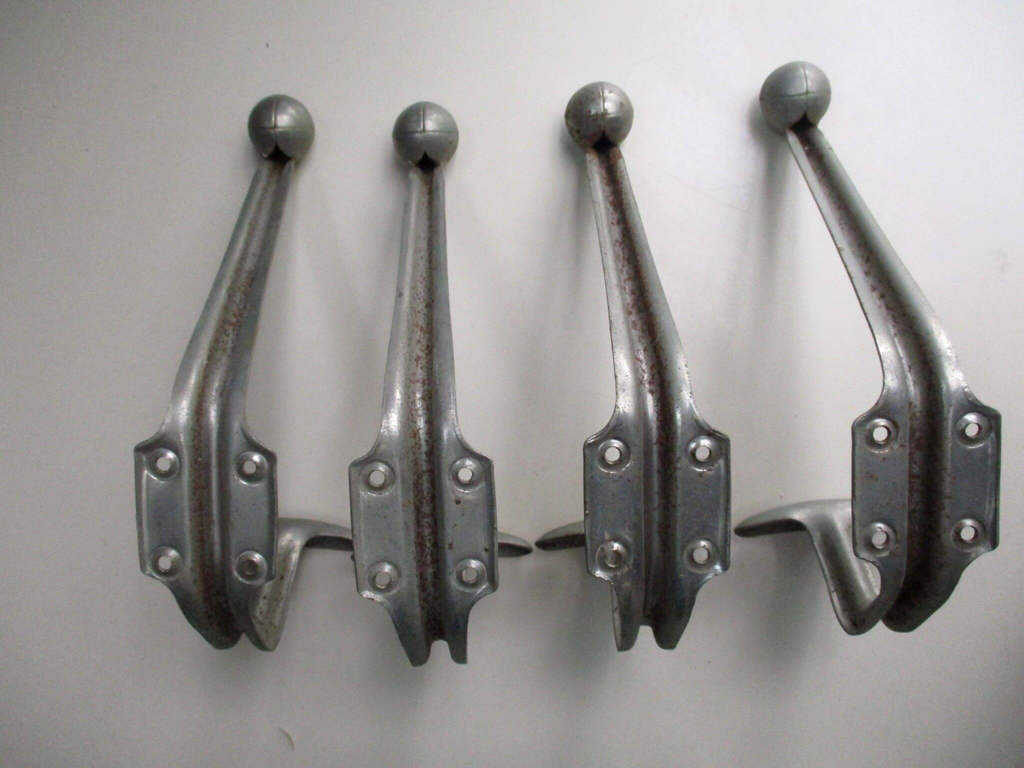 Quatre patères industrielles en fer