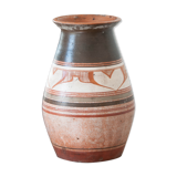 Vase en terre cuite sculpté