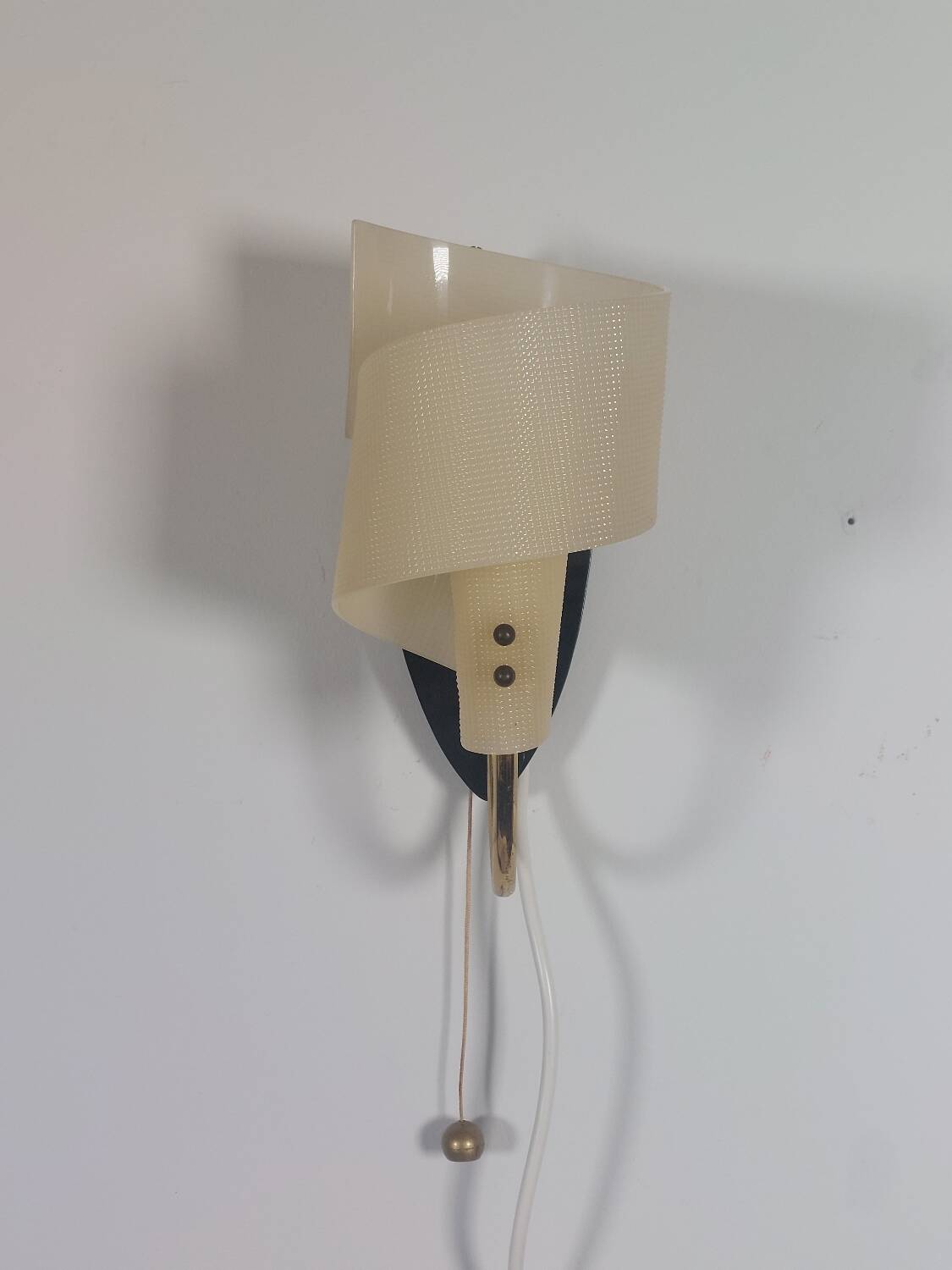 Pair of vintage wall lamps from the 1950s in brass.