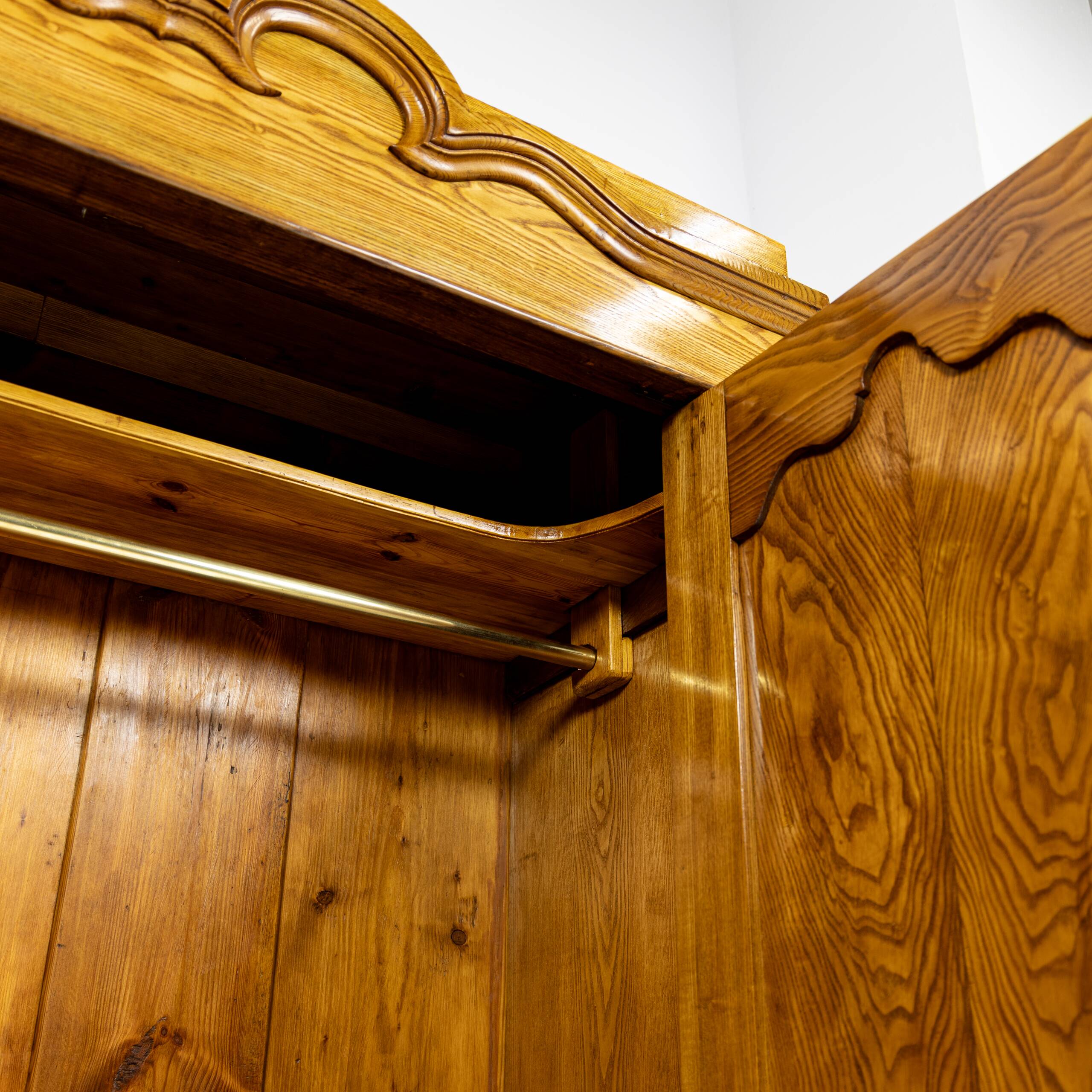 Armoire Louis-Philippe en frêne massif - 1835-1850