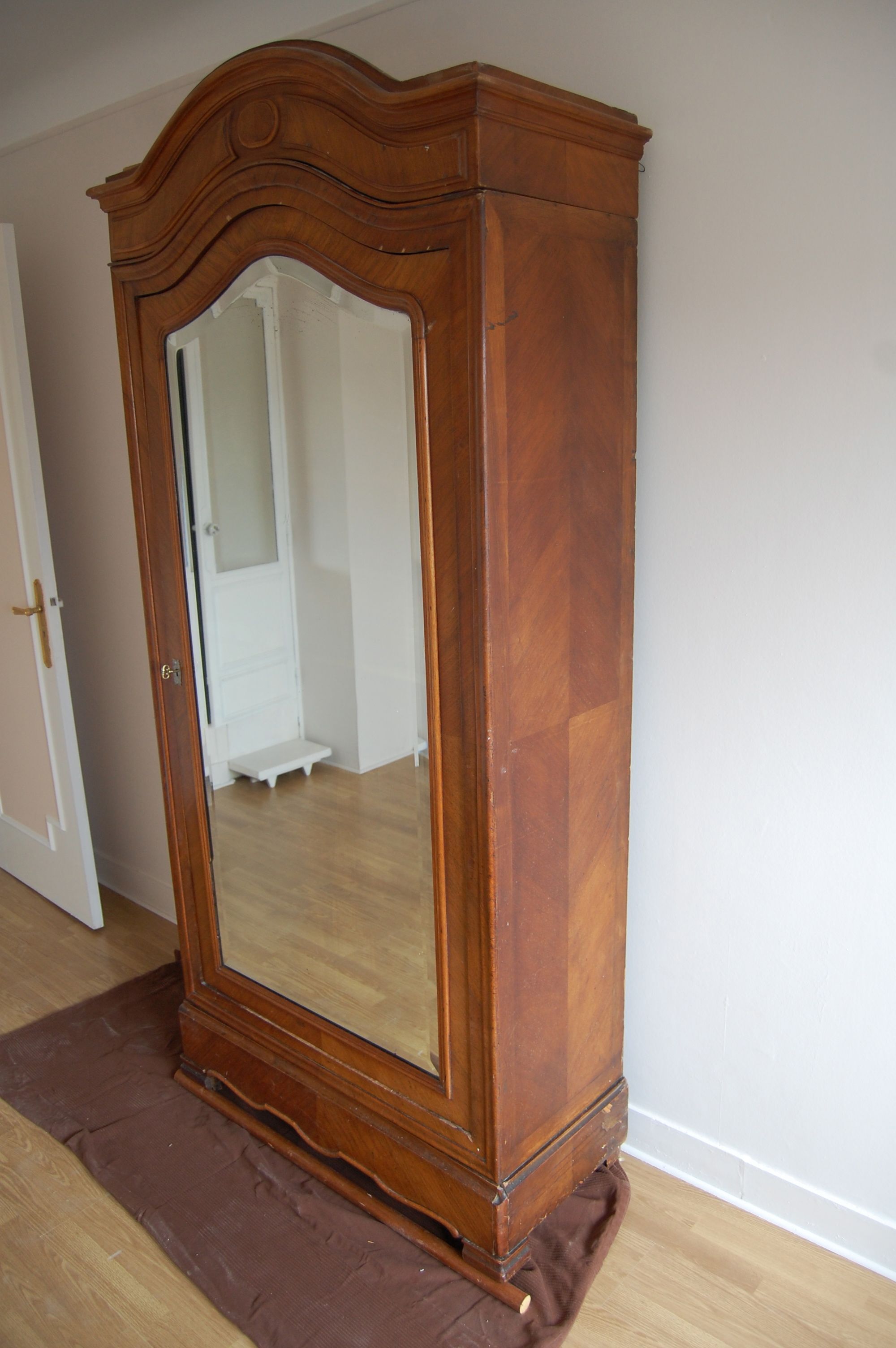 Hat gendarme armoire