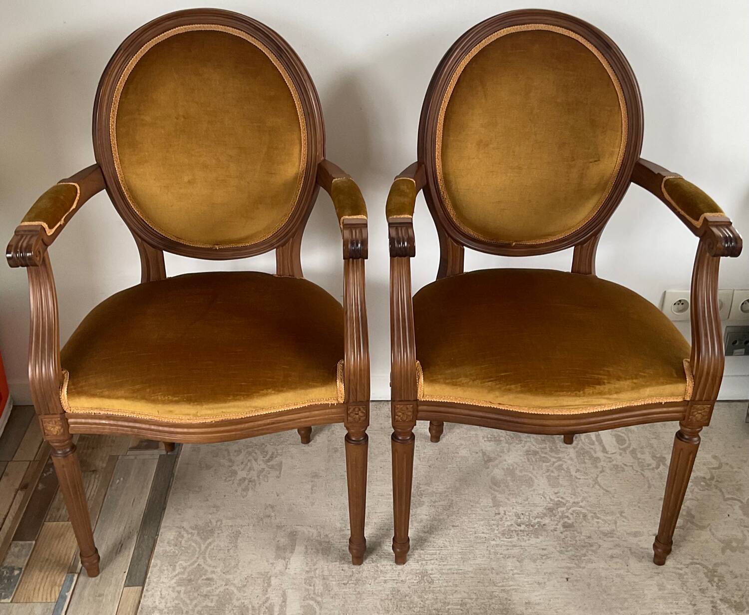 Paire de fauteuils médaillon en bois et velours