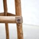 Sellette brutaliste tripode en bois