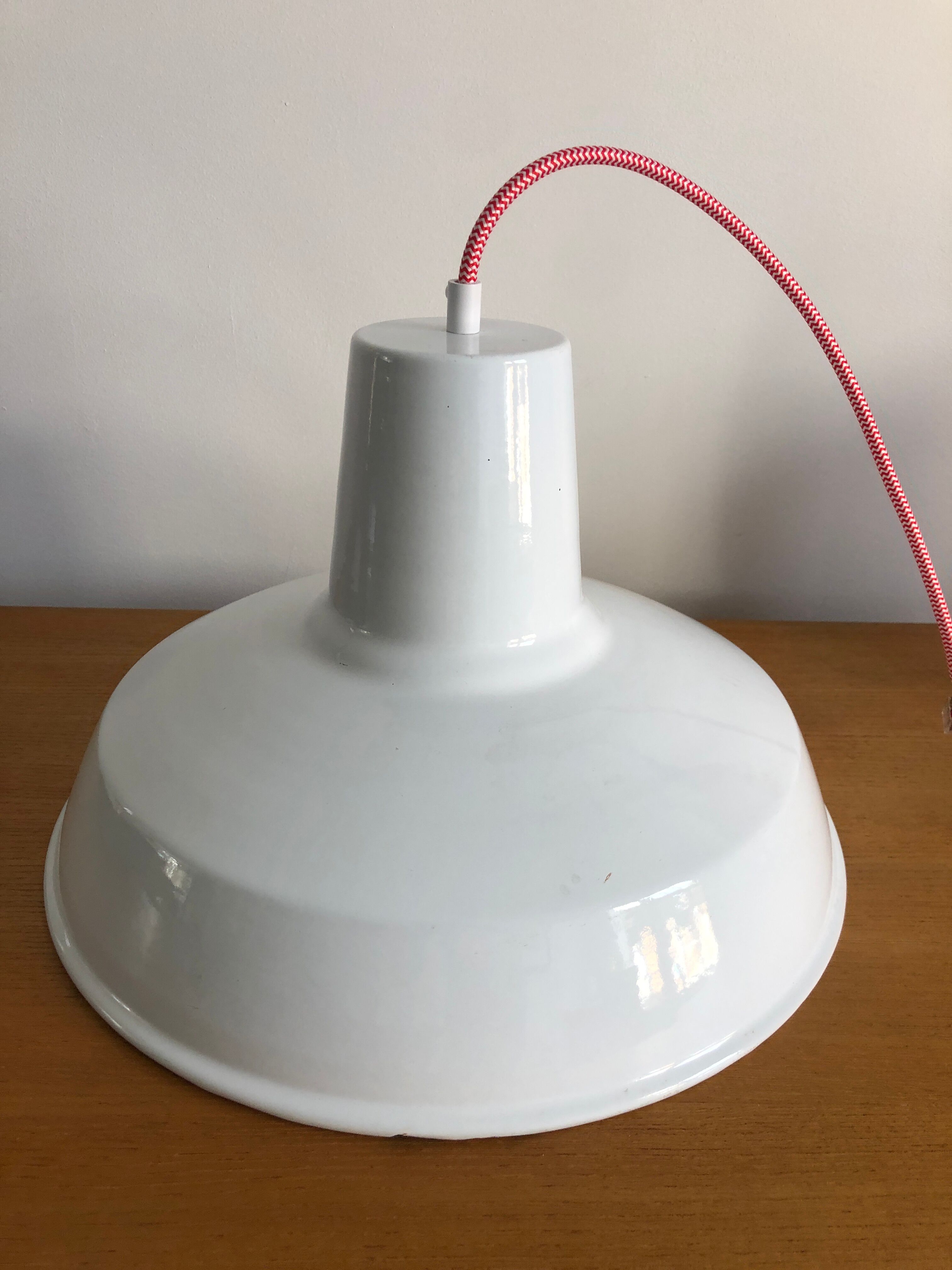 Suspension bowl enamelled white