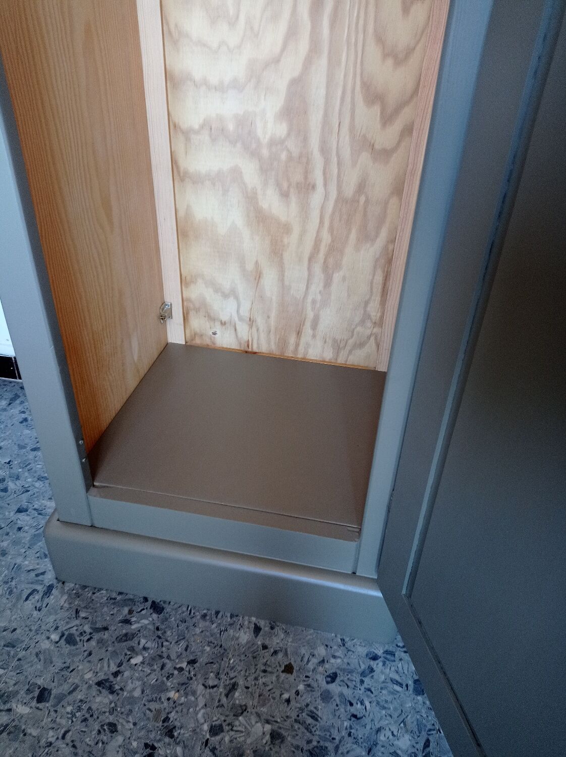 Armoire bonnetière vintage