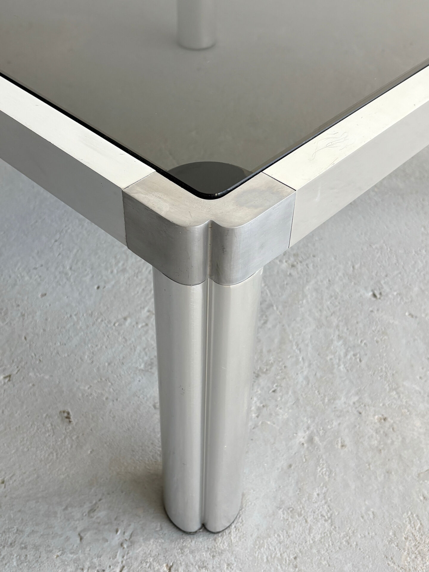 Table basse moderniste par Kho Liang Ie, années 1970