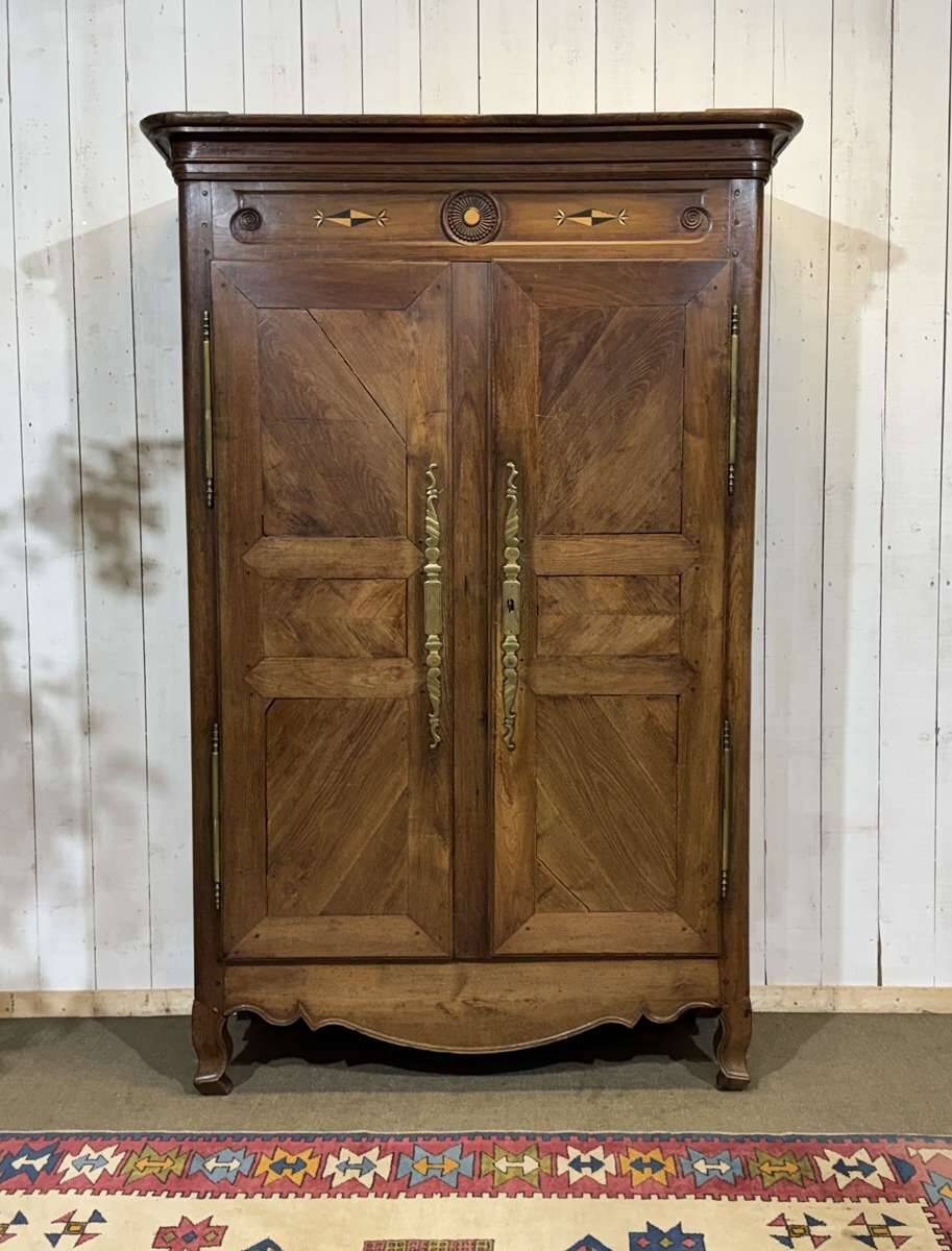 19th-century Breton wardrobe in oak and chestnut.